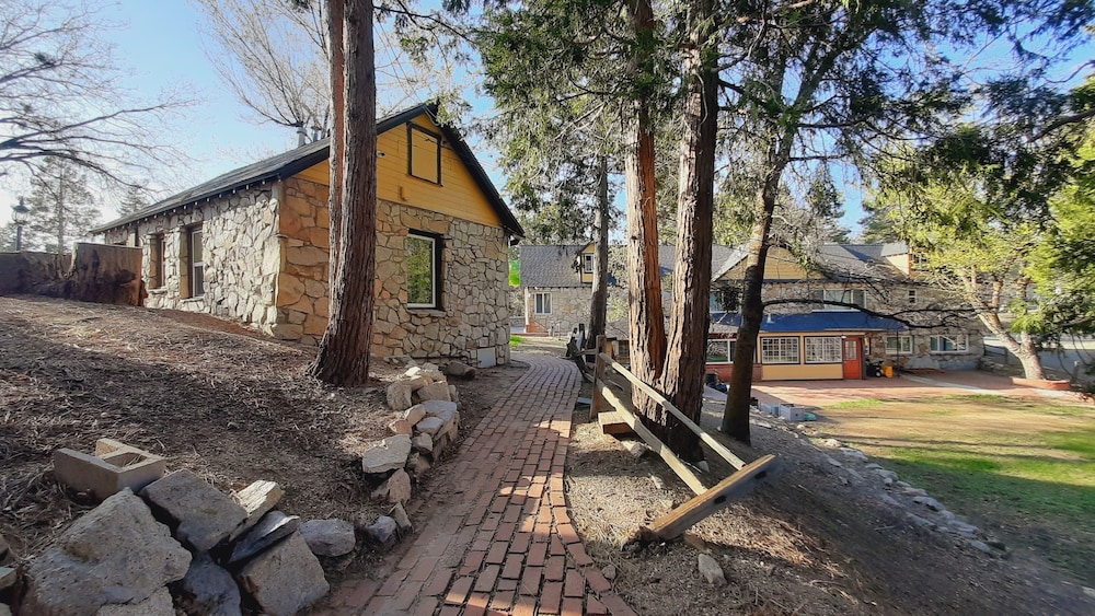 Sherwood Arms Motel - photo 51