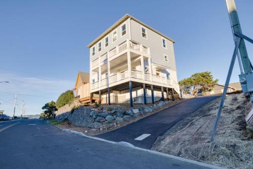 New construction in 2025 Ocean View Hot Tub Arcade Sleeps 20 in Lincoln, United States