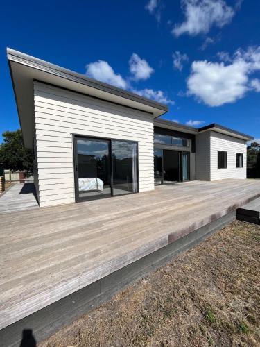 Exclusive Holiday Home Sunny Beach House Four Queen Beds — 4-Star Luxury Hotel in Napier, New Zealand