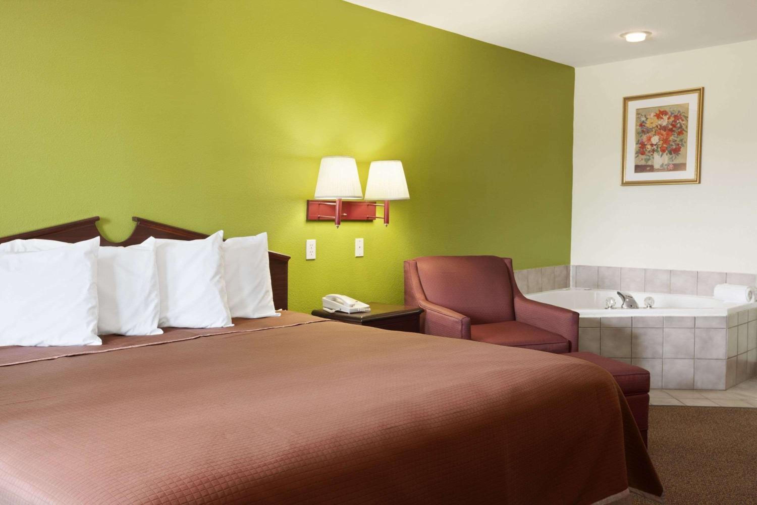 Howard Johnson by Wyndham Grand Prairie Near Lone Star Park - photo 18