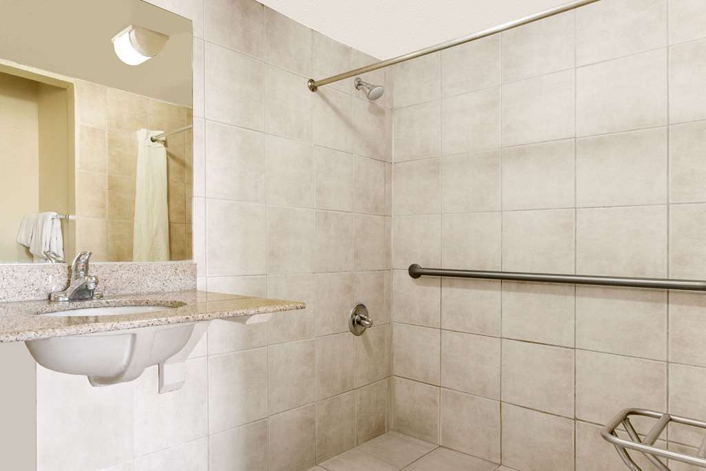 Knights Inn Antioch - photo 11