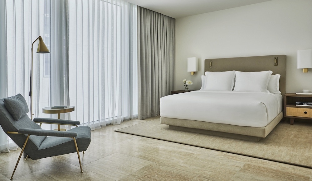 Four Seasons Hotel at The Surf Club - photo 28