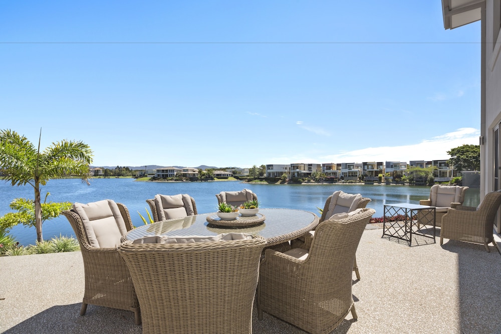 Allure The Lakes — Hope Island