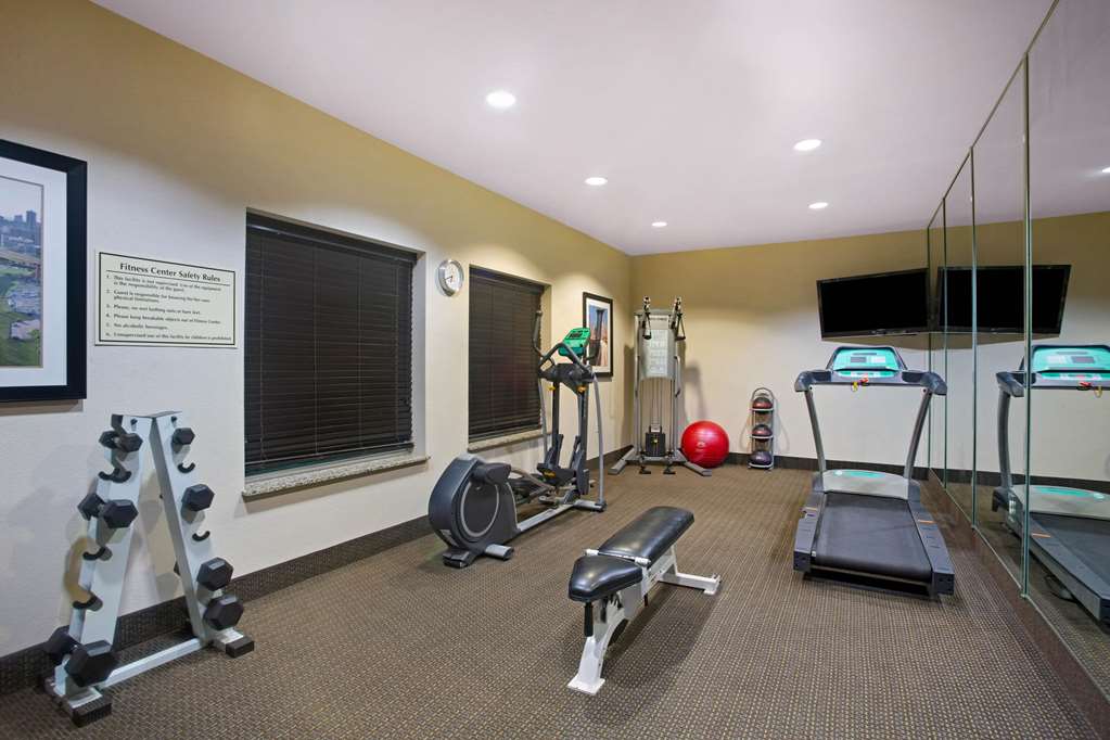 La Quinta Inn & Suites by Wyndham Pearsall - photo 12