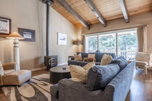 Mammoth TwnHm hot tub walk to town in Mammoth Lakes, United States