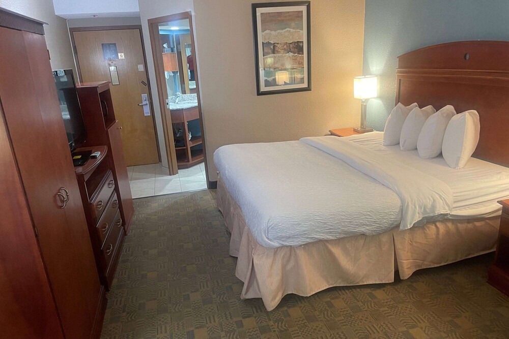 Days Inn by Wyndham Englewood Dayton Airport - photo 12