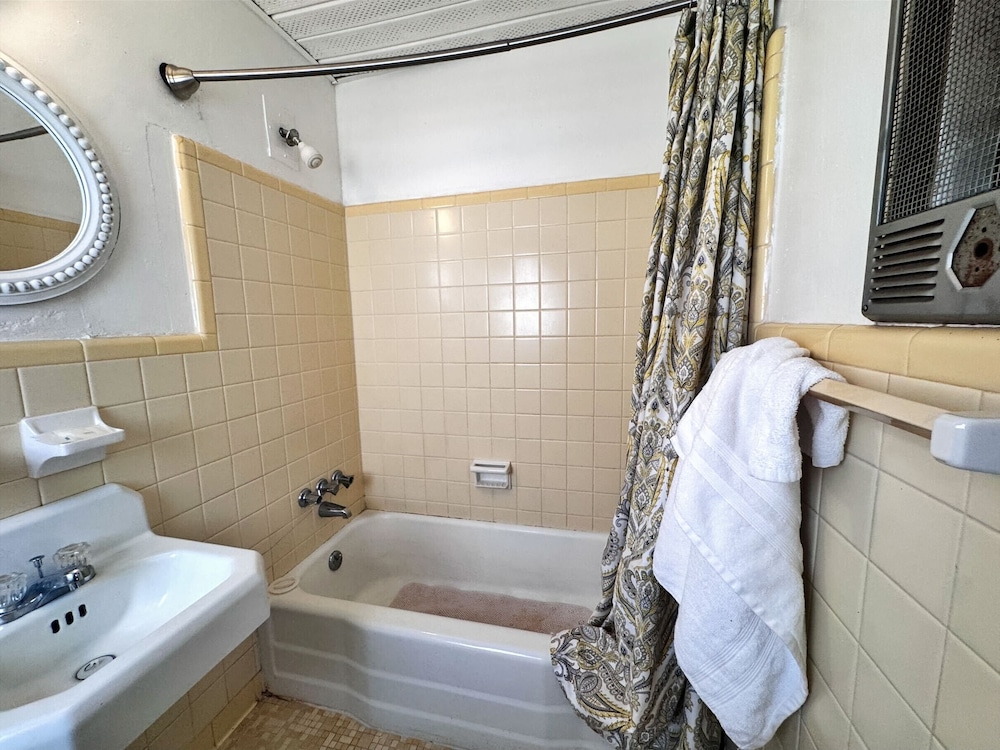 Chesterfield Hotel by OYO Hwy 9 - photo 83