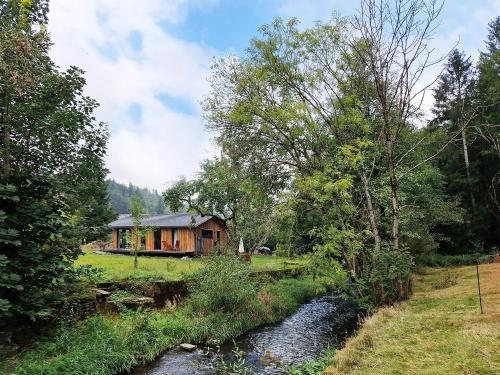Holzhaus Mit Kamin Am Forellenfluss — Heinersdorf