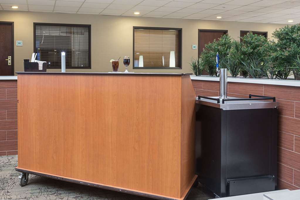 Quality Suites Lansing West - photo 10