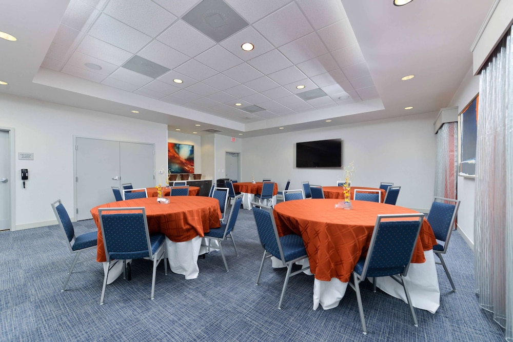 Hampton Inn & Suites Shelby - photo 32