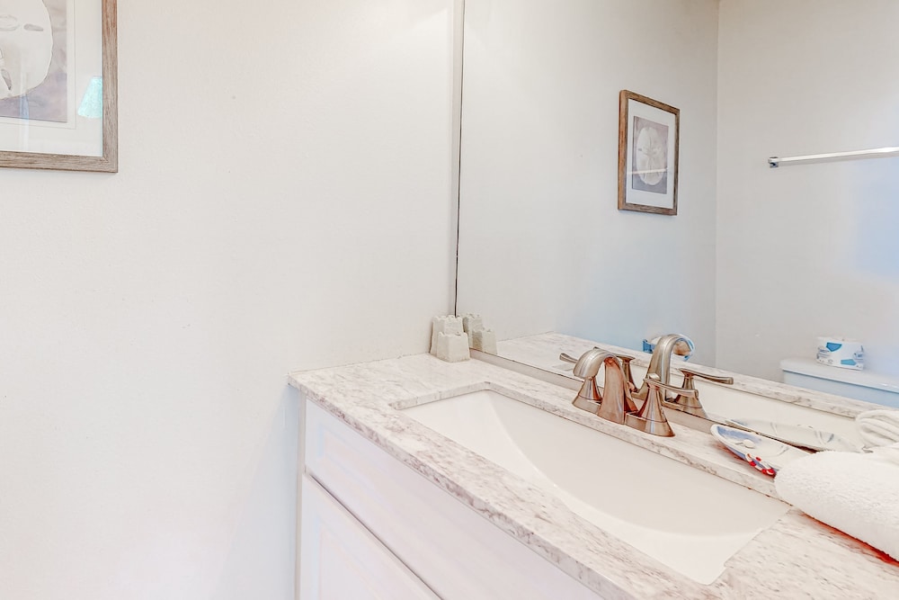 Direct Gulf Front Condo with Resort Pools with Hot Tubs Steps to Beach - photo 13