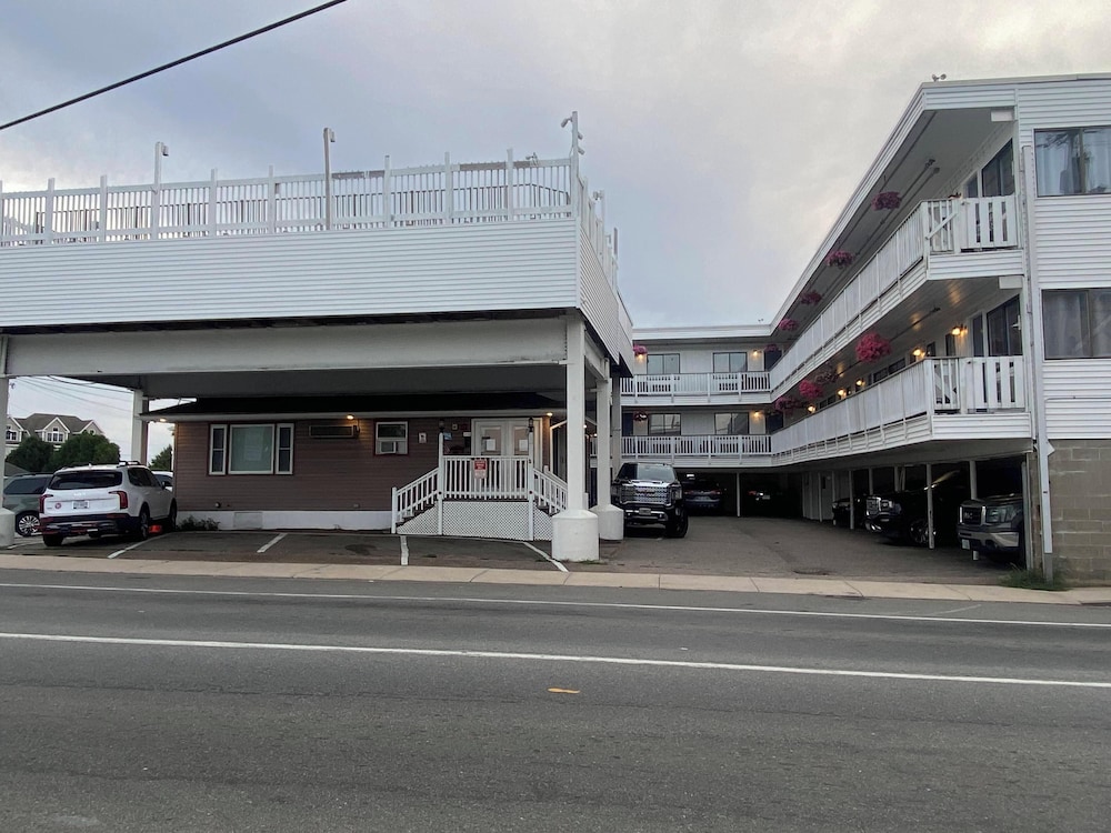 Hampton Harbor Motel - photo 31