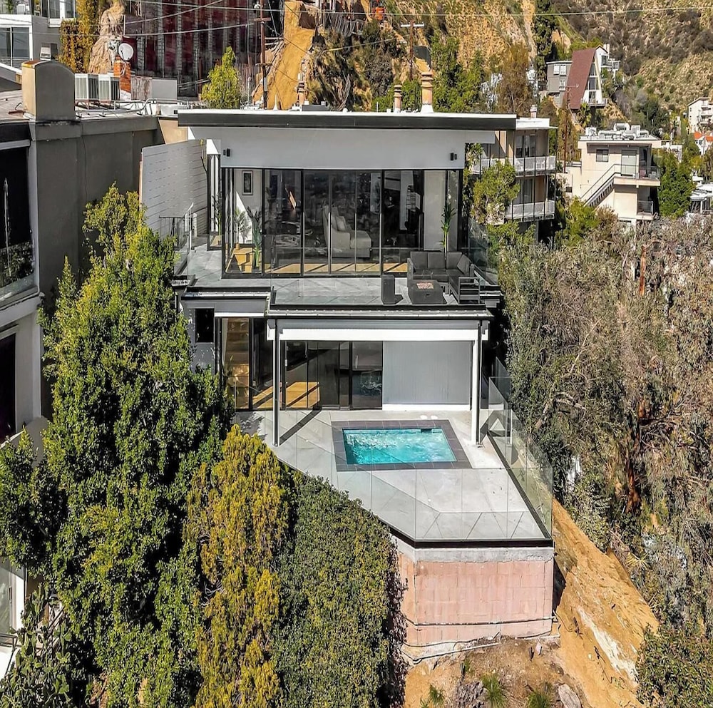 Skyview Estate Stylish Hollywood Hideaway With Sweeping City Views — West Hollywood