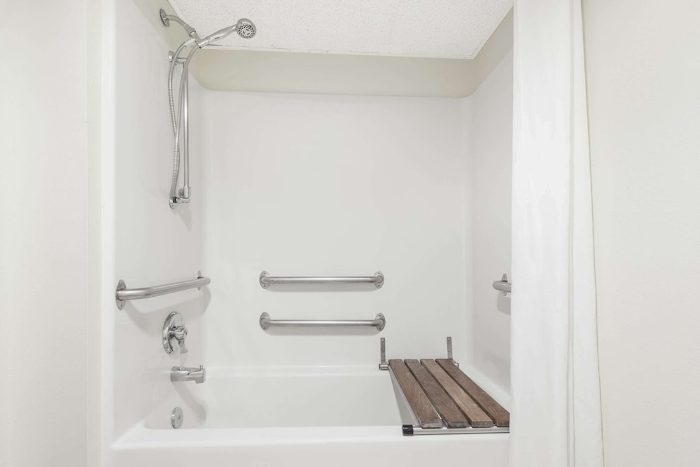 Super 8 by Wyndham Smithville Kansas City - photo 16
