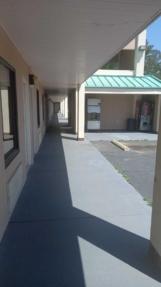 Traveler Inn and Suites - photo 2