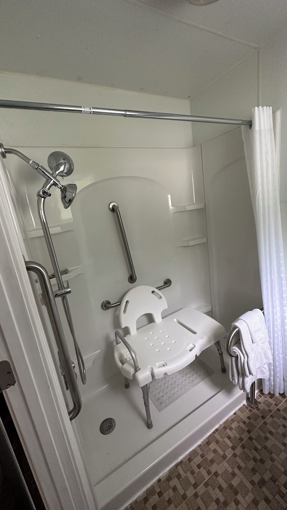 Colonial Inn Franklin - photo 15