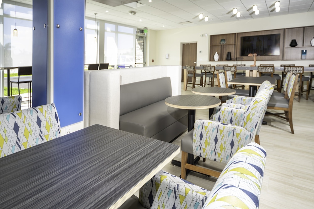 Holiday Inn Express & Suites Fort Myers Airport by IHG - photo 37