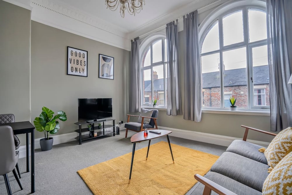 2 Bed Town Centre Free Parking by Holiday Homes — 4-Star Luxury Hotel in Wallsend, United Kingdom