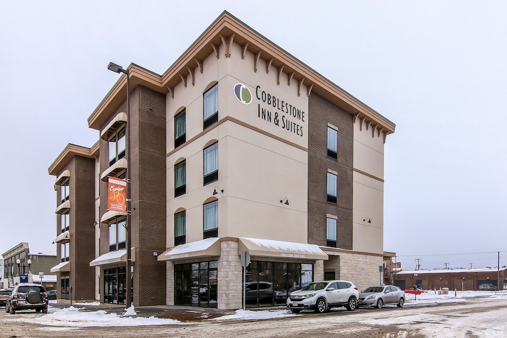 Cobblestone Inn & Suites at UW Stout Downtown Menomonie - featured photo