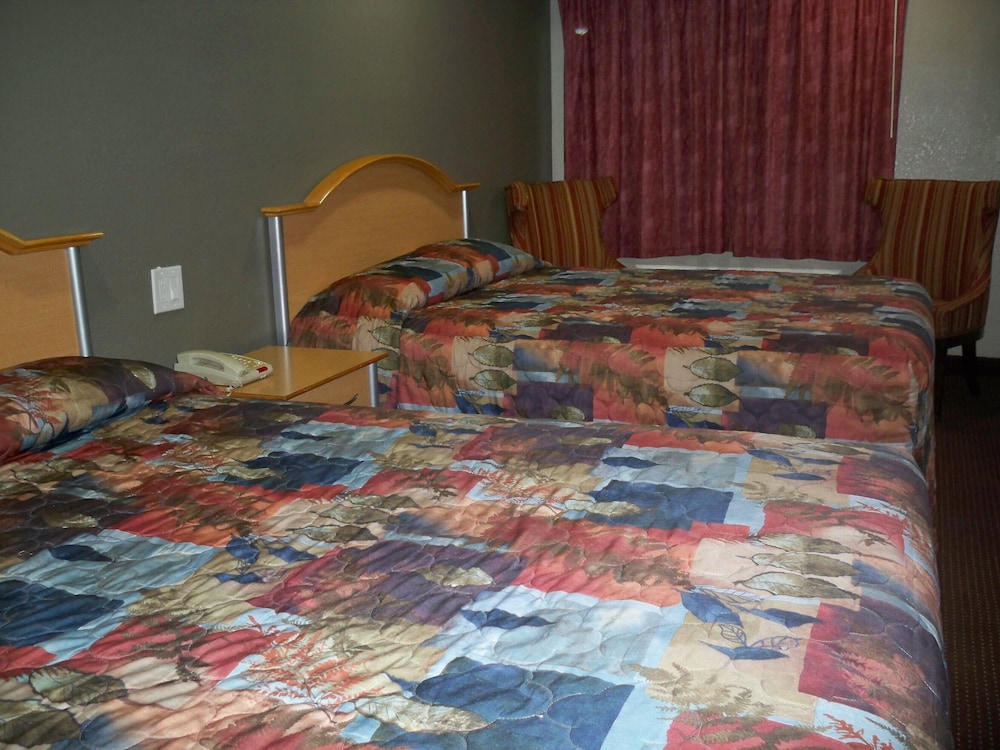 Scottish Inn & Suites - photo 18