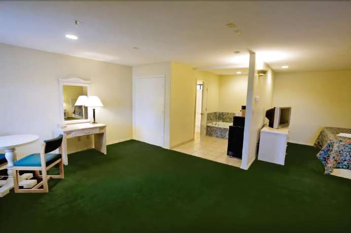 Riviera Inn & Suites - photo 6