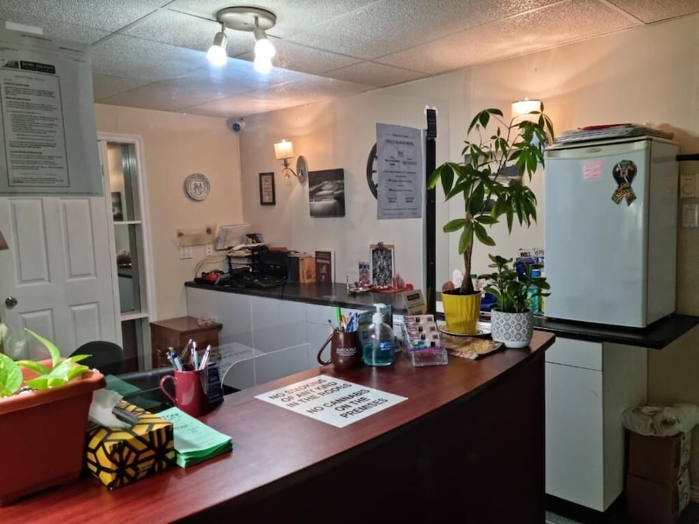 Three Island Motel — Lindsay