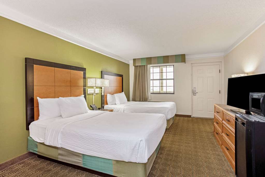 La Quinta Inn by Wyndham Orlando Airport West - photo 11