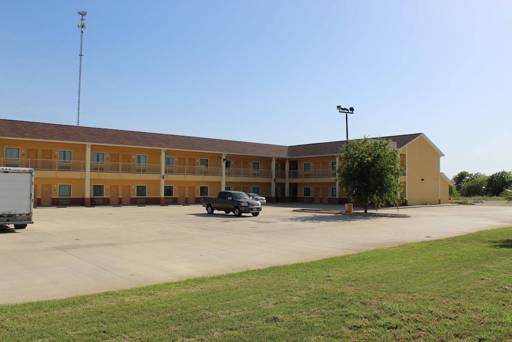 Horizon Inn & Suites Pearsall - photo 31