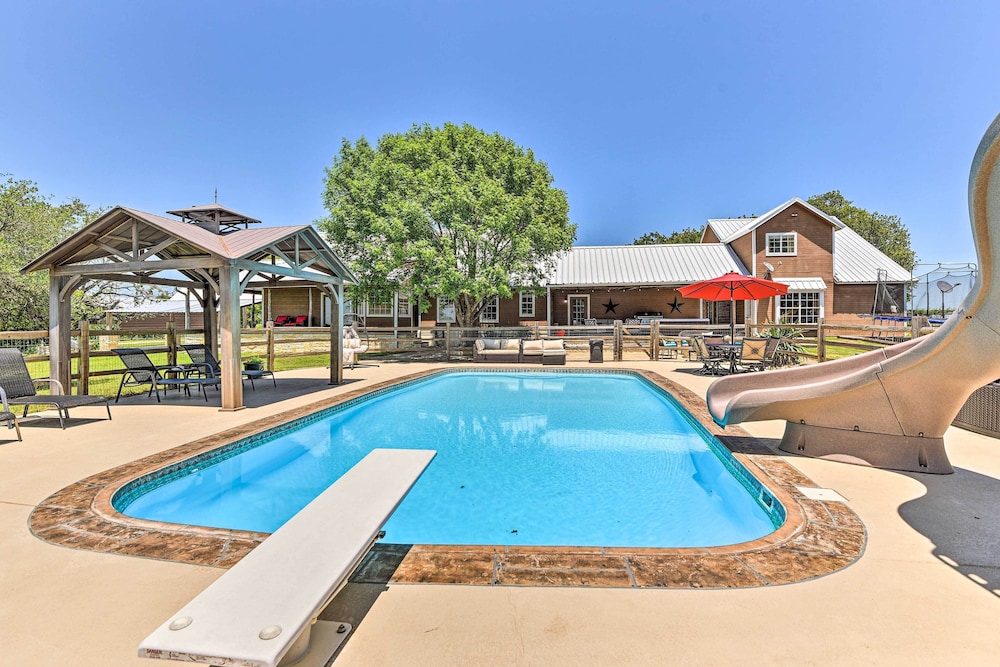 2 Home Retreat on 29 Acres Sunset Ranch — 4-Star Luxury Hotel in Sunset, United States