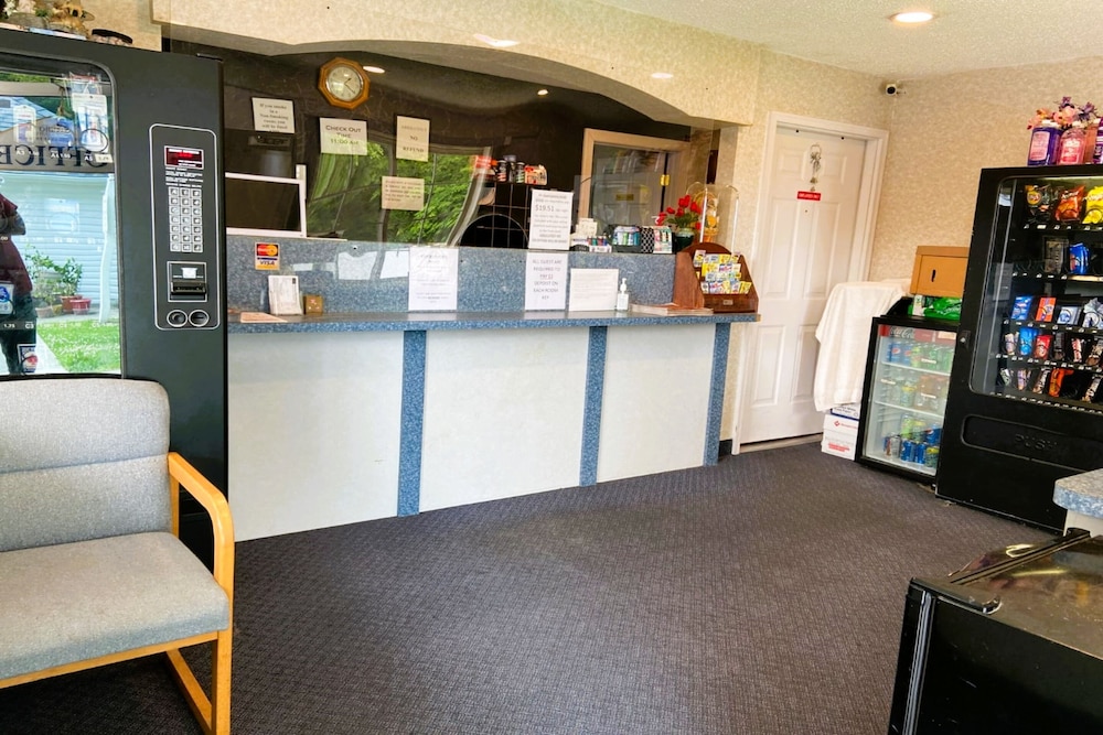 Studio Inn & Suites - photo 2