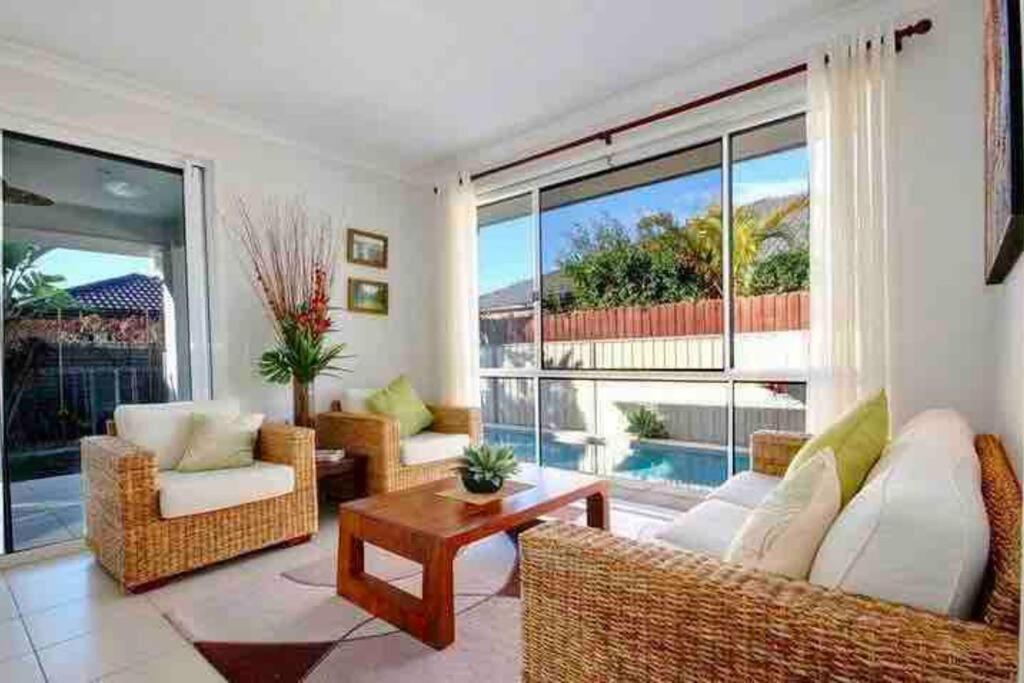 Sandstone Point Luxury 5 bedroom Home — 4-Star Luxury Hotel in Sandstone Point, Australia