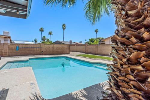 Tempe Getaway Pool Putting Green — Tempe — photo 4