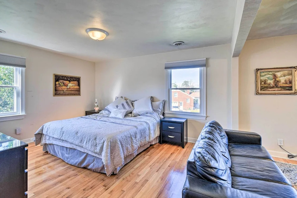 Spacious Chesapeake Home with Pool Table — 4-Star Luxury Hotel in Chesapeake, United States