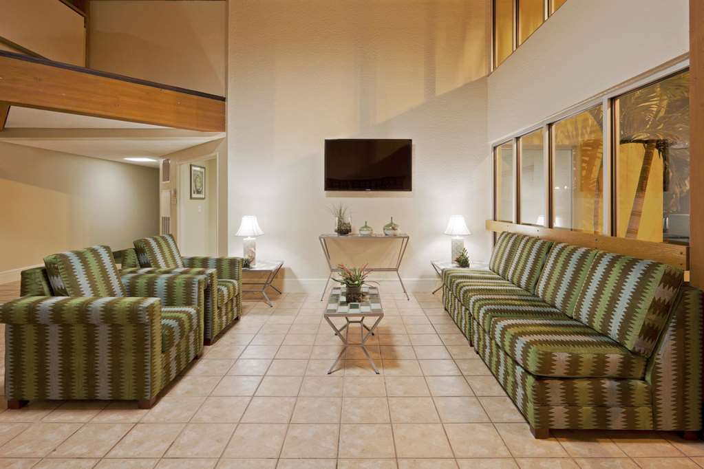 La Quinta Inn & Suites by Wyndham St. Pete Clearwater Airpt - photo 7