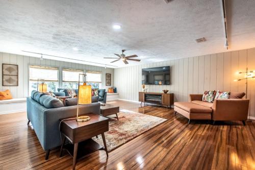 Classic Coastal Getaway Sleeps 34 2 Homes 2 Pools — 4-Star Luxury Hotel in Corpus Christi, United States