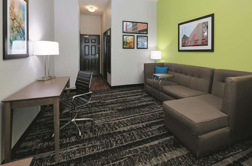 La Quinta Inn & Suites by Wyndham Tyler South - photo 20