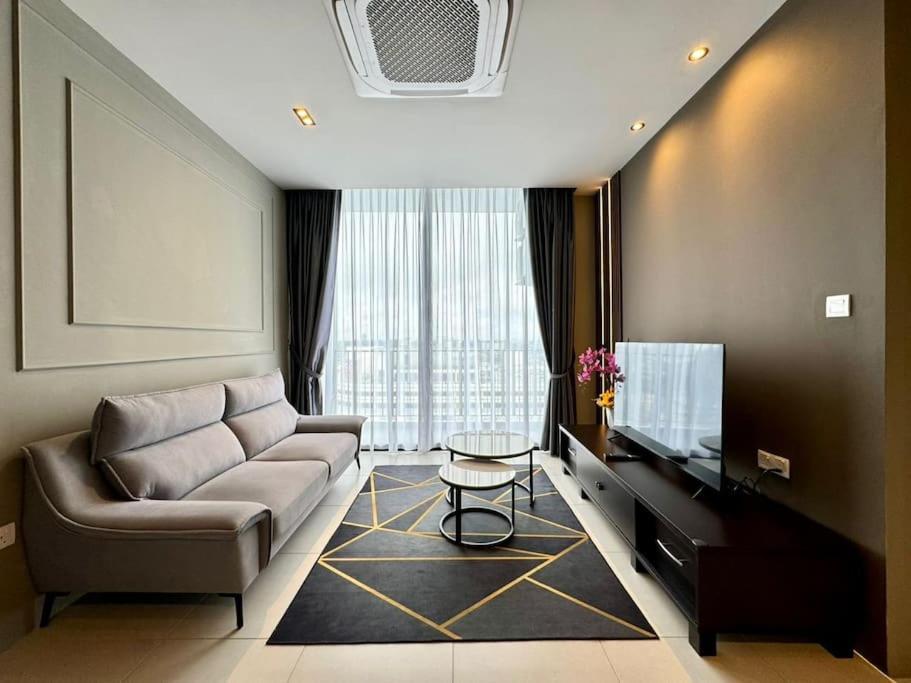 The Luxury Podium3R2B 8pax YPM103 — 4-Star Luxury Hotel in Kuching, Malaysia