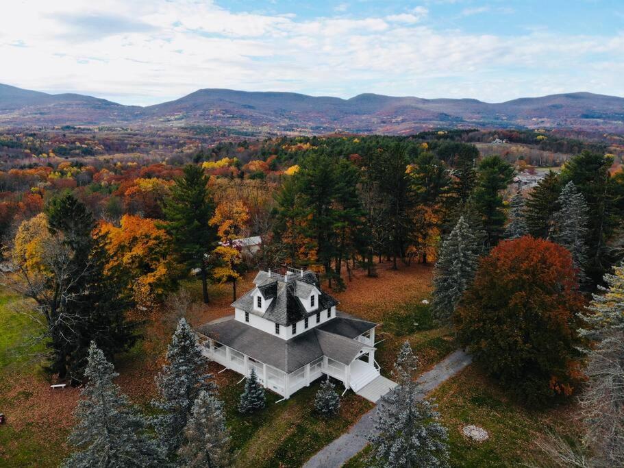 1850 Catskills Farmhouse on 8 acres in E. Durham — 4-Star Luxury Hotel in Kingston, United States