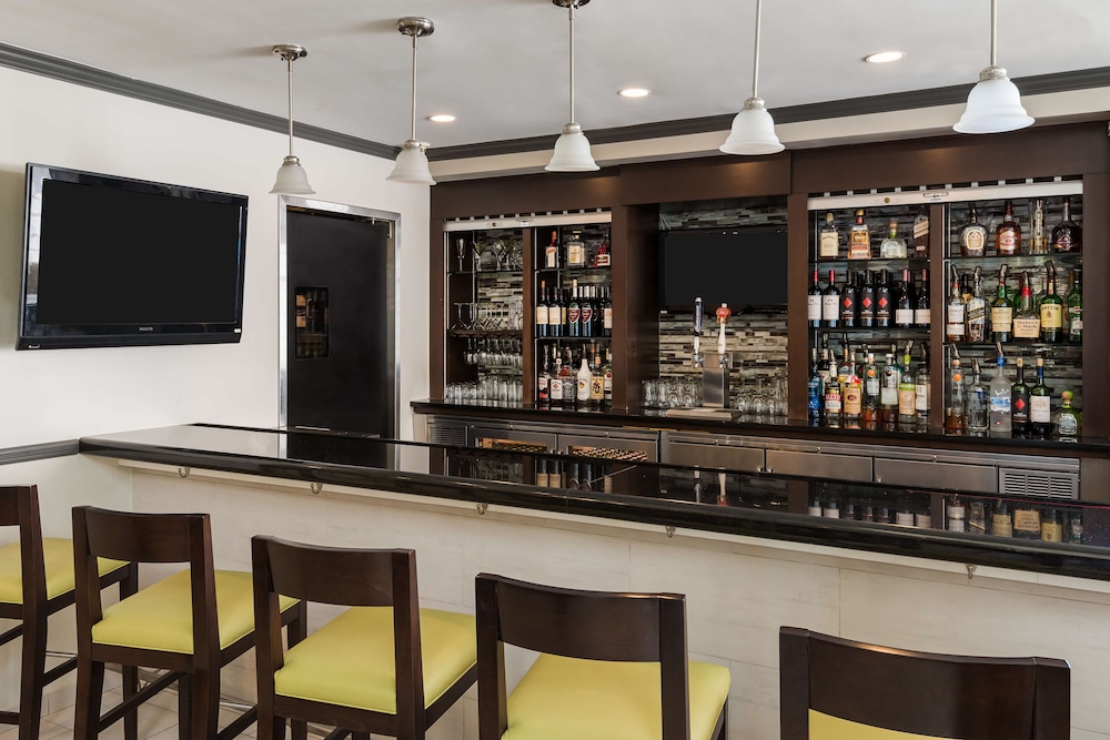 Hilton Garden Inn Westbury - photo 30