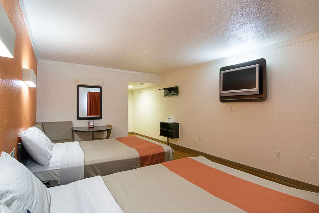 Motel 6 Tampa FL Fairgrounds - photo 9