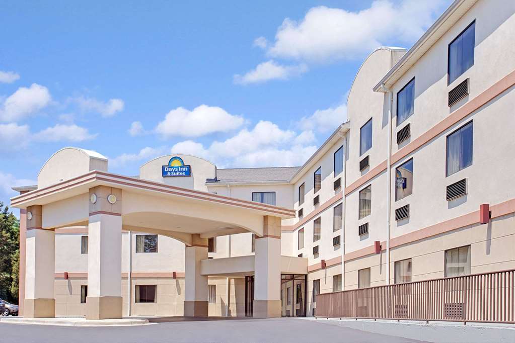 Days Inn Suites By Wyndham Laurel Near Fort Meade — Laurel