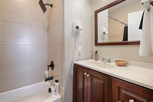 Hotel Dilley Grand - photo 29