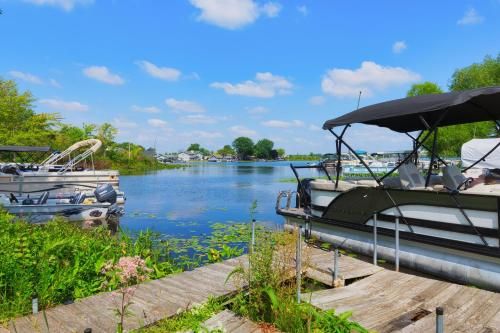 Channel Charmer Located on Gun Lake prime spot — hotel in Shelbyville