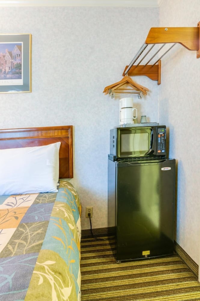 Francisco Bay Inn - photo 20