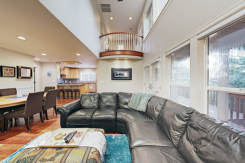 The Martin's Seaside Beach House — 4-Star Luxury Hotel in Rockaway Beach, United States
