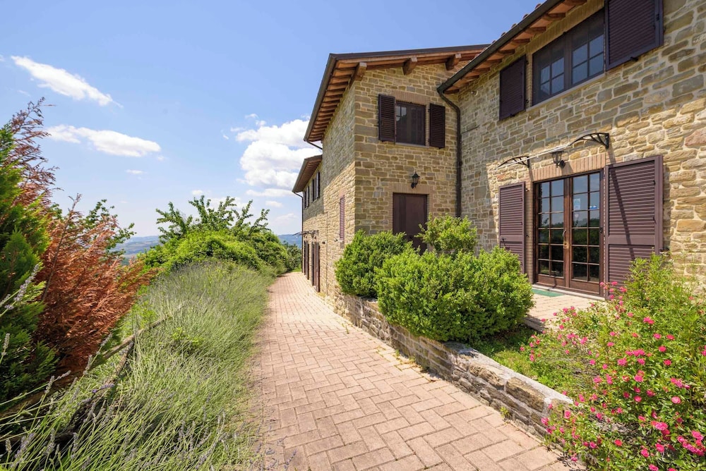 agriturismo Castel d'Alfiolo Barcomonte — 4-Star Luxury Hotel in Gubbio, Italy