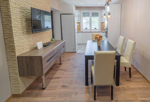 Idevár Lak Apartman — 4-Star Luxury Hotel in Velence, Hungary