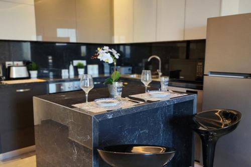 Prime Beachfront Apartment on Larnaca Finikoudes