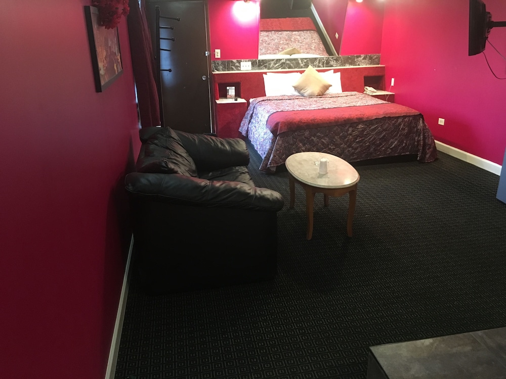 Midway Inn & Suites - photo 7
