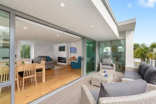 Modern Spacious Home on Popular Muricata Av Enjoy Beach Surf & Sun — 4-Star Luxury Hotel in Tauranga, New Zealand